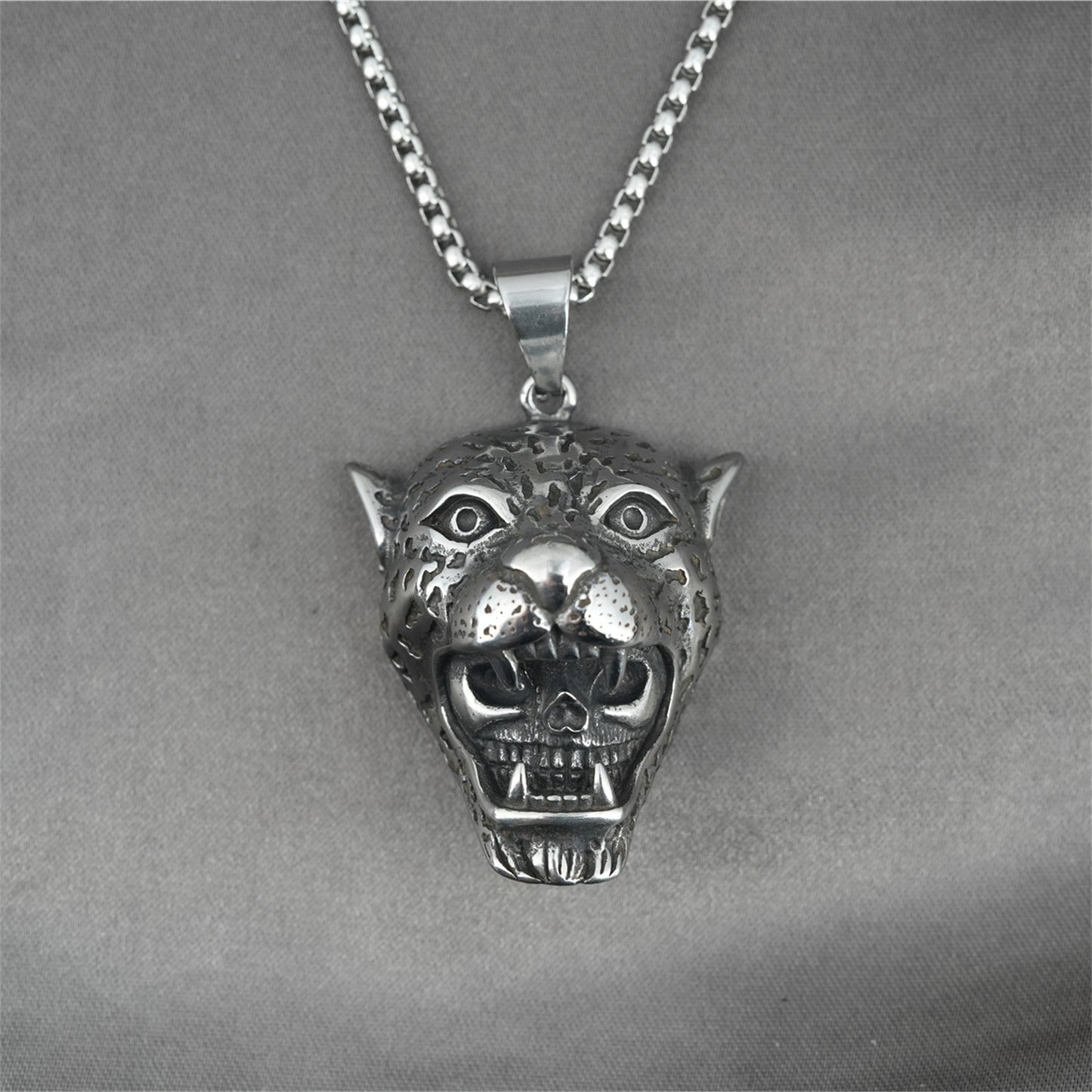 Collar con colgante de león y calavera de tigre simple