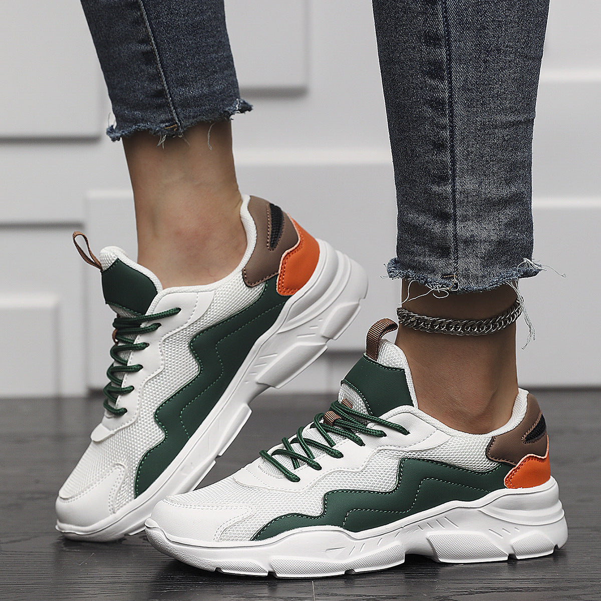 Calzado deportivo de ocio con superficie de malla transpirable.