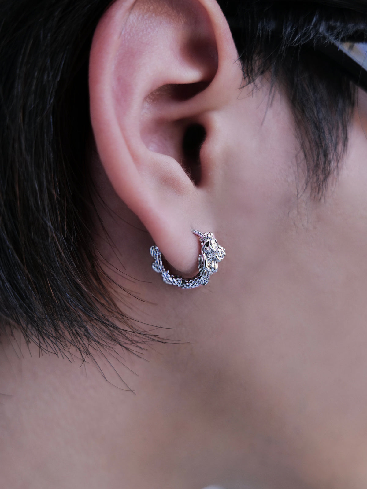 Boucles d'oreilles à motif de dragon avec anneau uni en argent