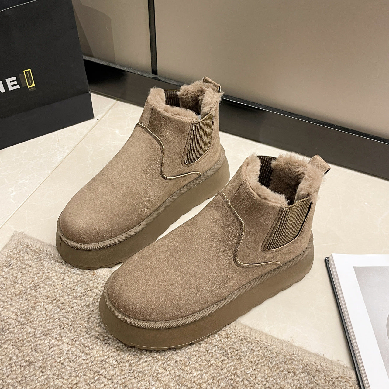 Botas de felpa para mujer Invierno Cálido Lana Grueso Pisos Botas de nieve Zapatos de moda