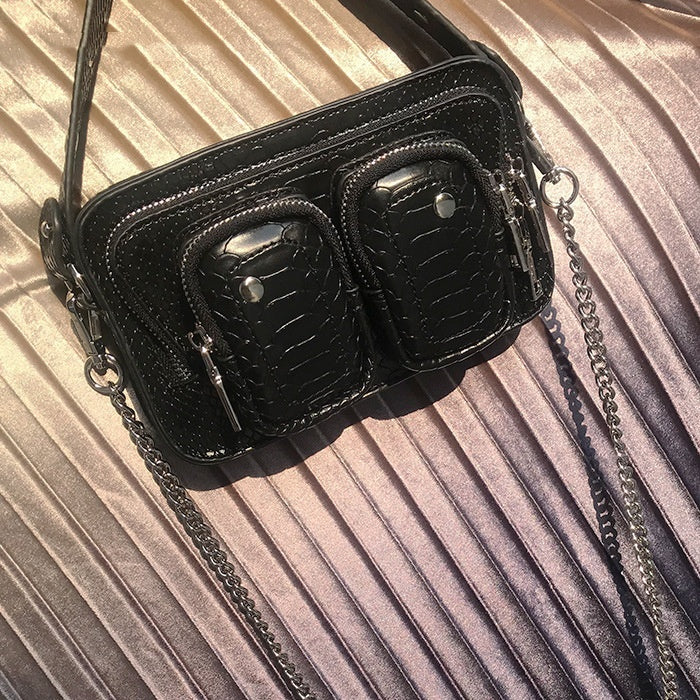 Petit sac carré à bandoulière en chaîne sous les bras