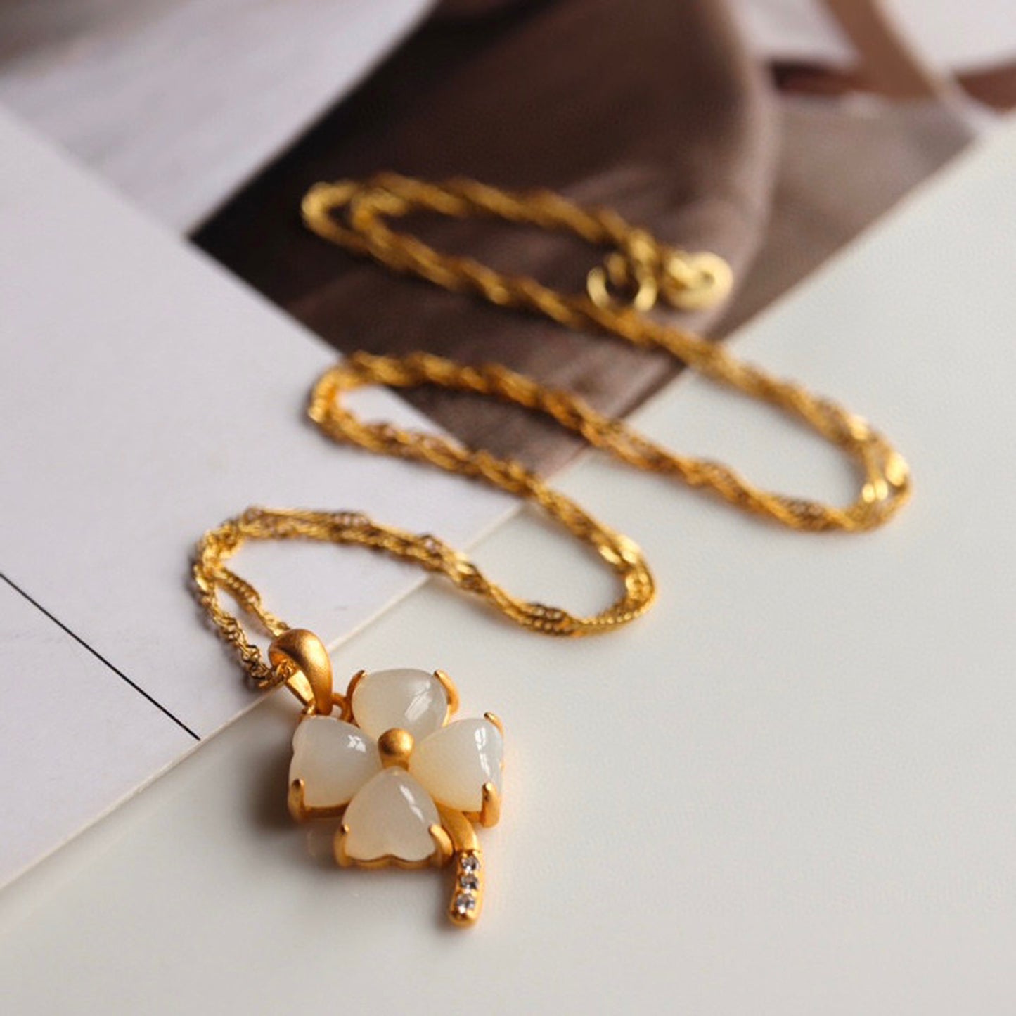 Cadena de clavícula con colgante de trébol de cuatro hojas de la suerte