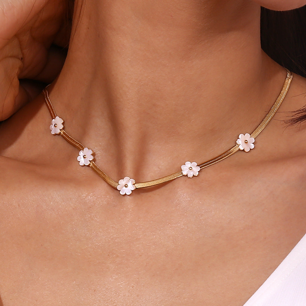 Collier de fleur de coquille de chaîne de lame d'or 18K d'intérêt spécial de mode
