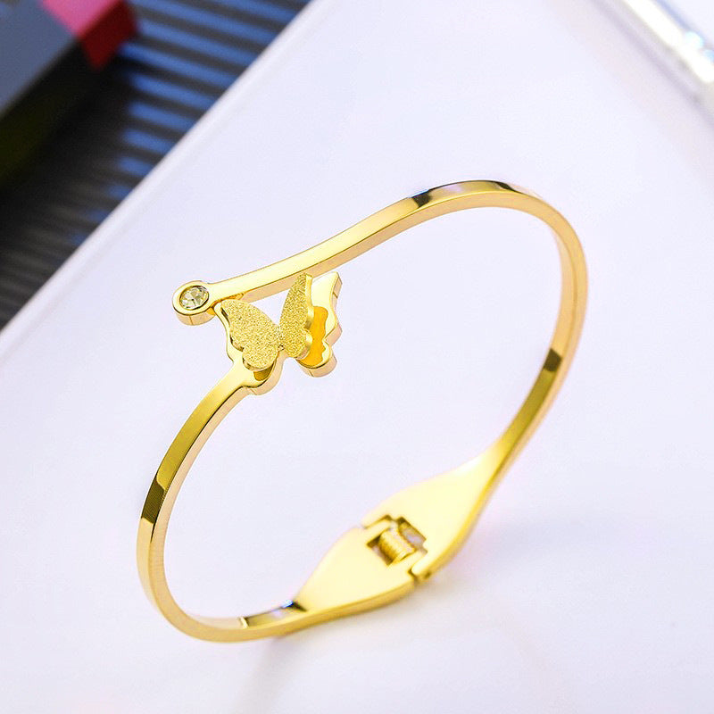 Pulsera simple femenina de mariposa de acero de titanio y oro rosa