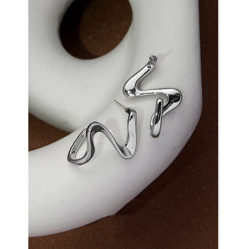 Niche de boucles d’oreilles abstraites posées en spirale