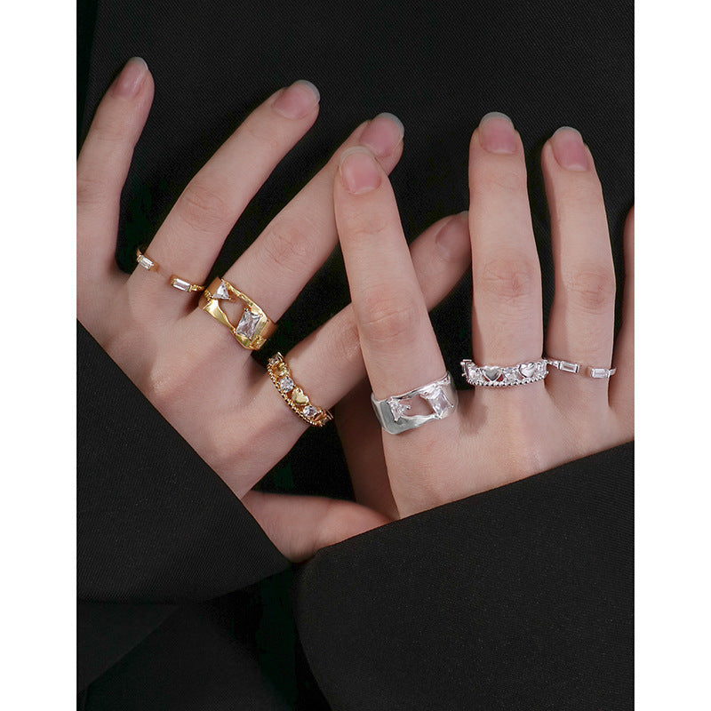 Anillo femenino de plata de ley con circonita triangular de superficie irregular