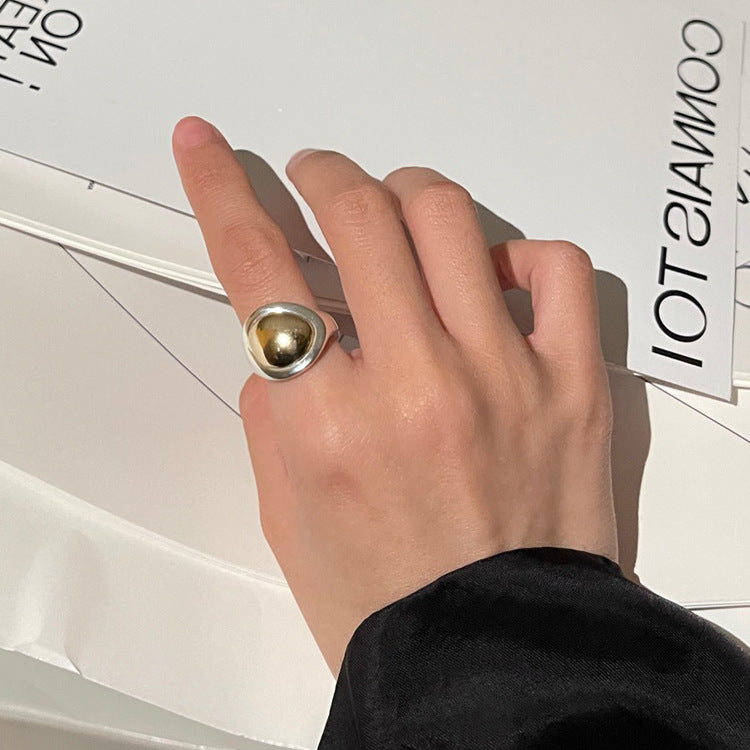 Anillo De Metal Irregular De Color En Contraste Dorado Y Plateado