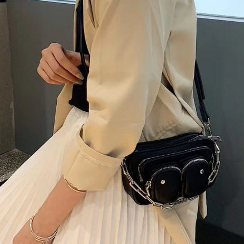 Petit sac carré à bandoulière en chaîne sous les bras