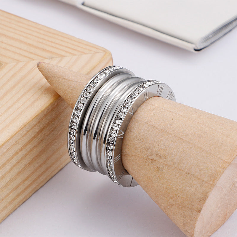 Bague en acier titane avec lettre romaine neutre à carreaux et strass