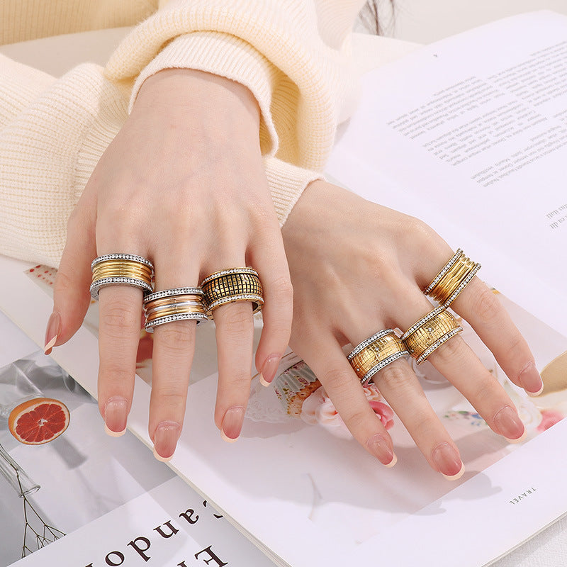 Bague en acier titane avec lettre romaine neutre à carreaux et strass