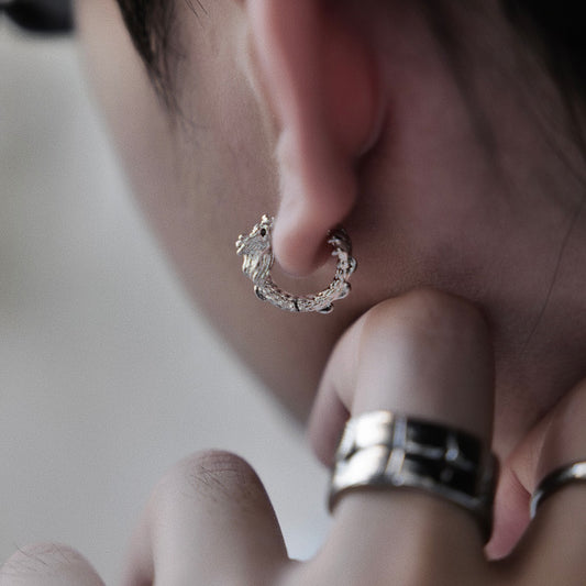 Boucles d'oreilles à motif de dragon avec anneau uni en argent