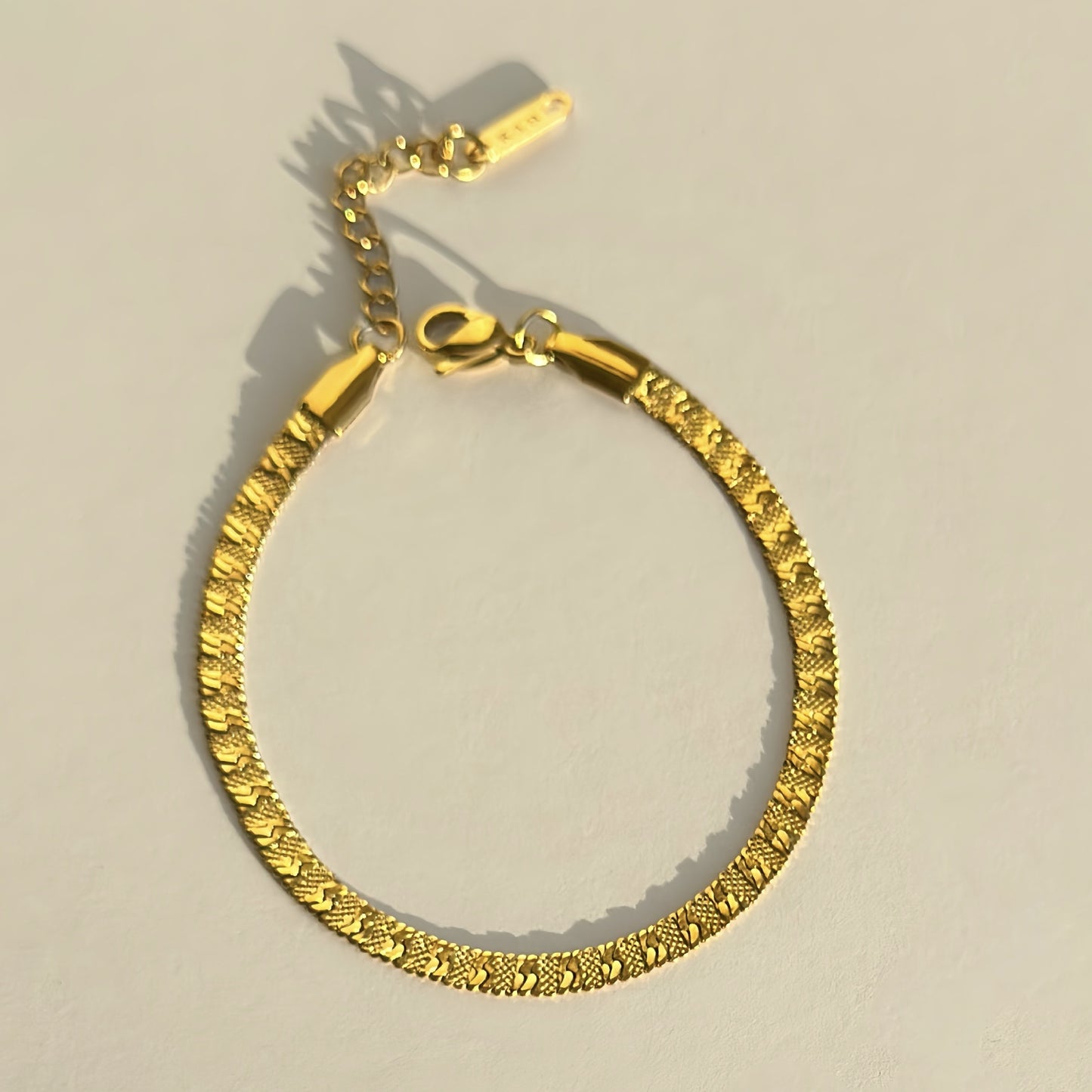 Traje de pulsera de oro y plata con estampado en relieve