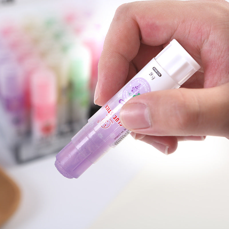 Pegamento sólido hecho a mano para estudiantes con fragancia de frutas de color gelatina