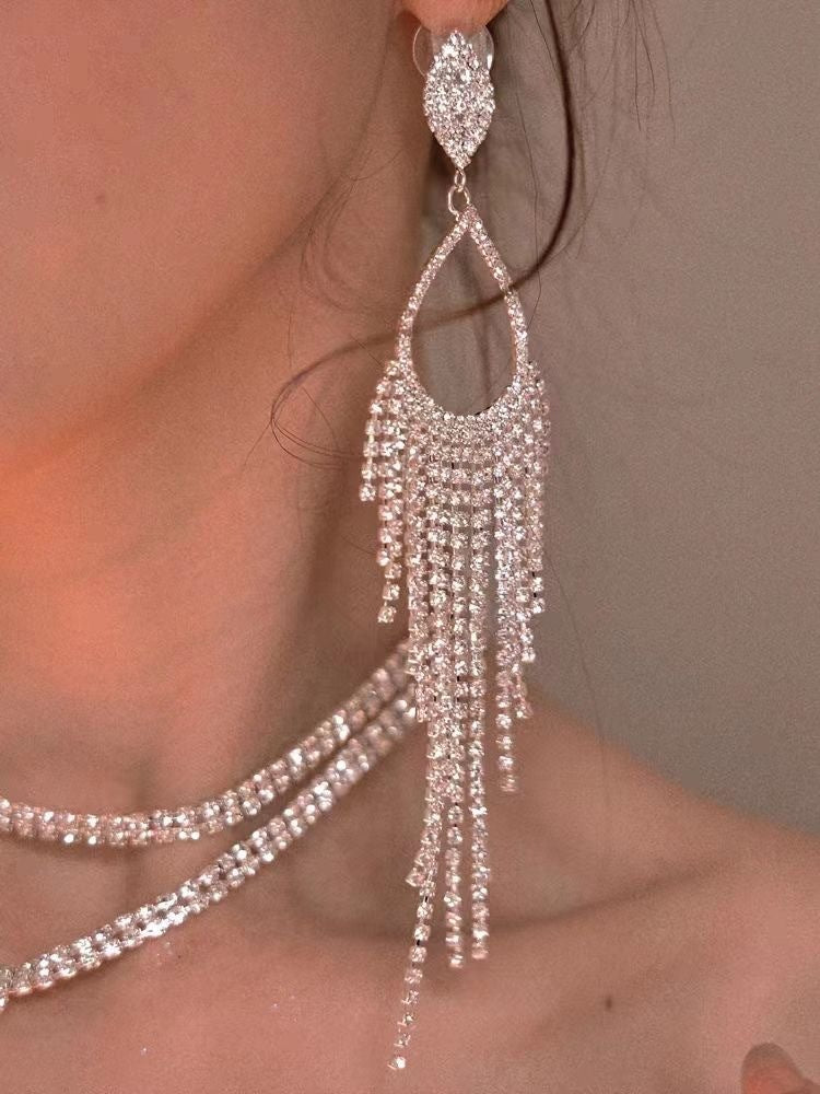 Mode féminine et boucles d'oreilles à pampilles goutte d'eau entièrement bijoux