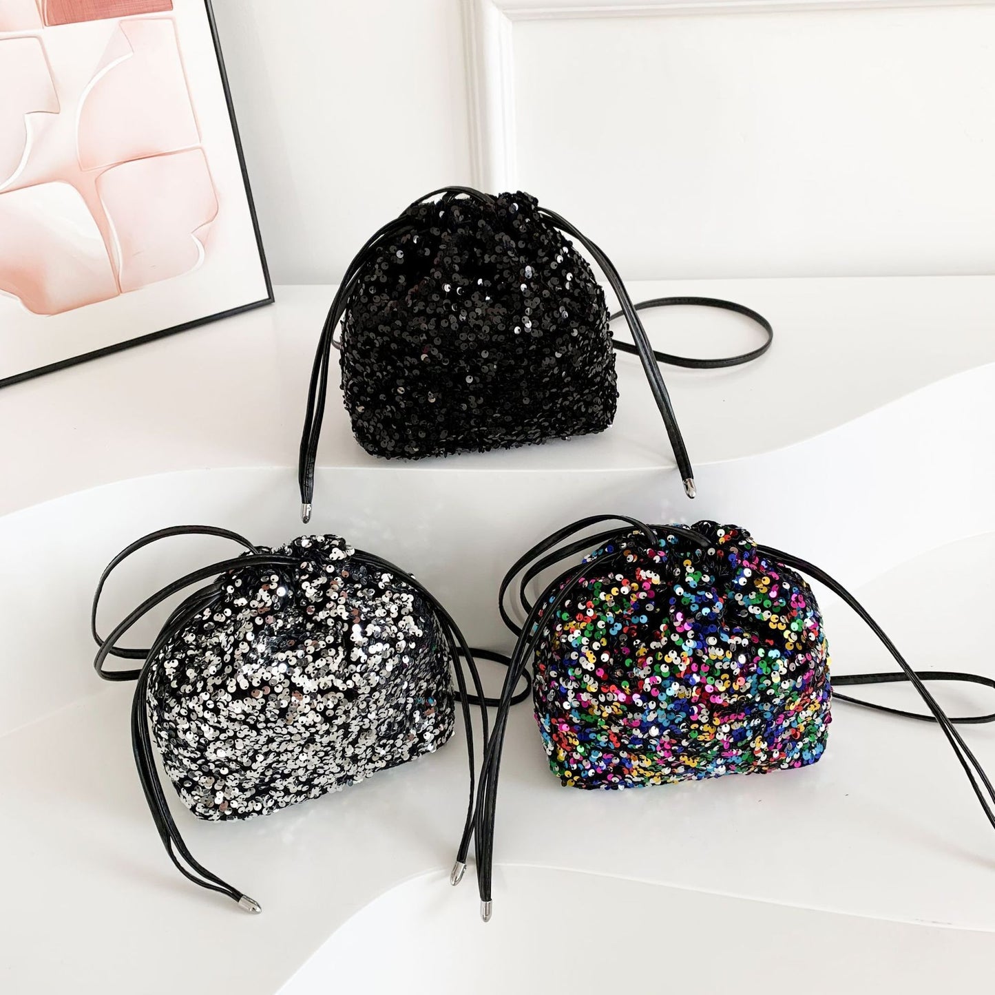 Bolso cruzado con lentejuelas de color suave y diseño plisado con cordón