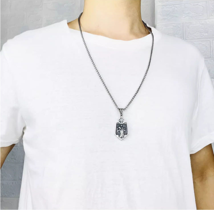 Collier rétro avec pendentif en acier et titane, bouclier croisé