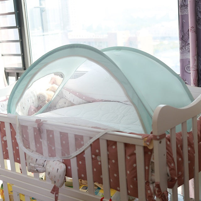 Mosquitera plegable y transpirable en cuna bb.