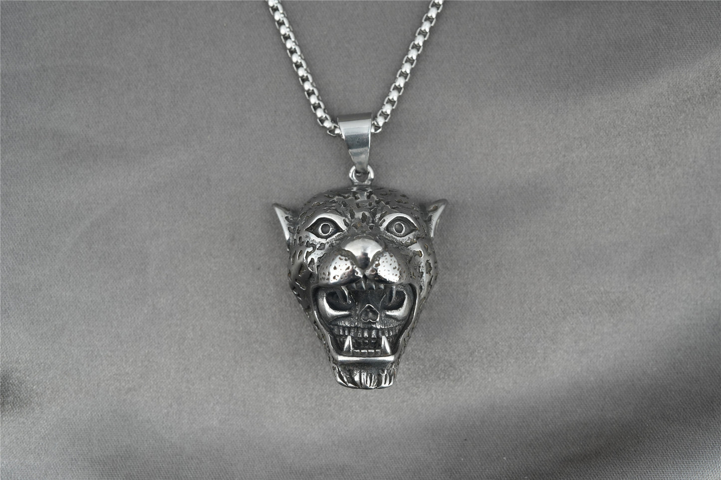 Collar con colgante de león y calavera de tigre simple