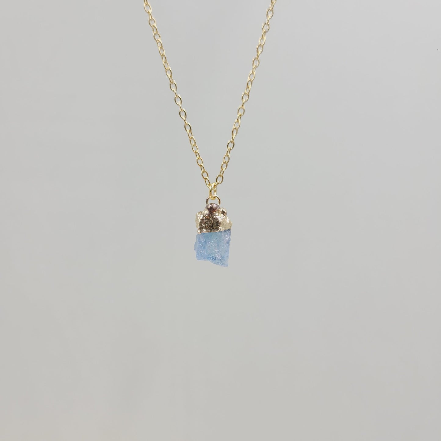 Collier avec pendentif en pierre de cristal naturel irrégulier, chaîne en acier inoxydable en métal