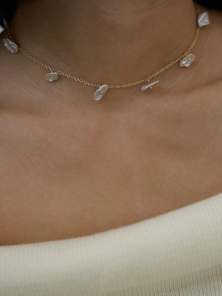 Collier court coloré en perles de pétales baroques naturelles