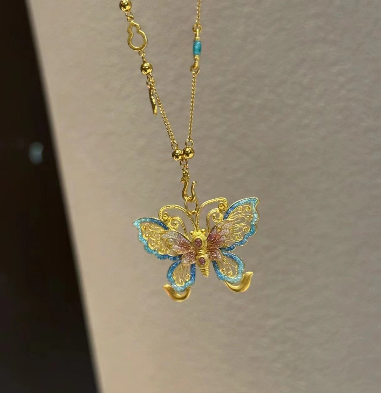 Chaîne de clavicule papillon doux femelle