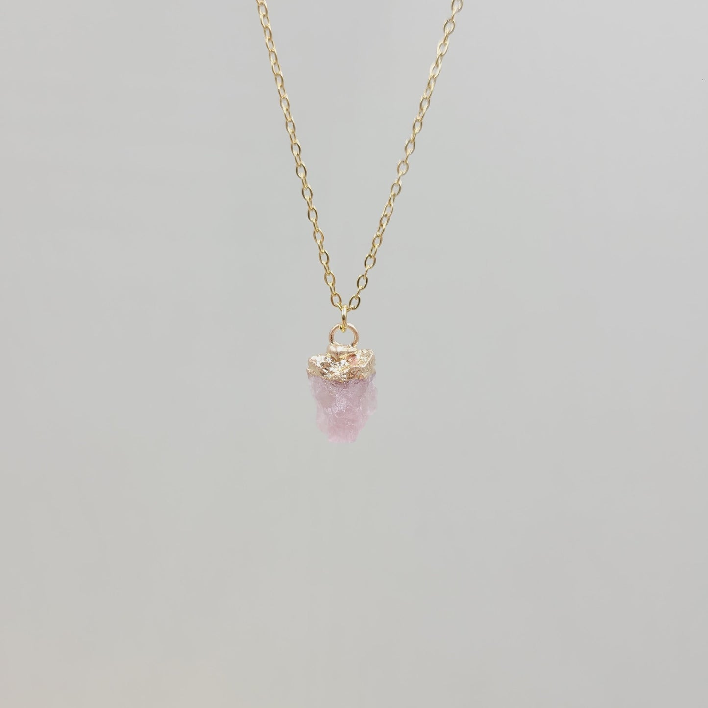 Collier avec pendentif en pierre de cristal naturel irrégulier, chaîne en acier inoxydable en métal