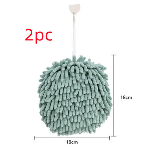 La cuisine et la salle de bain absorbent l'eau et essuient le handball