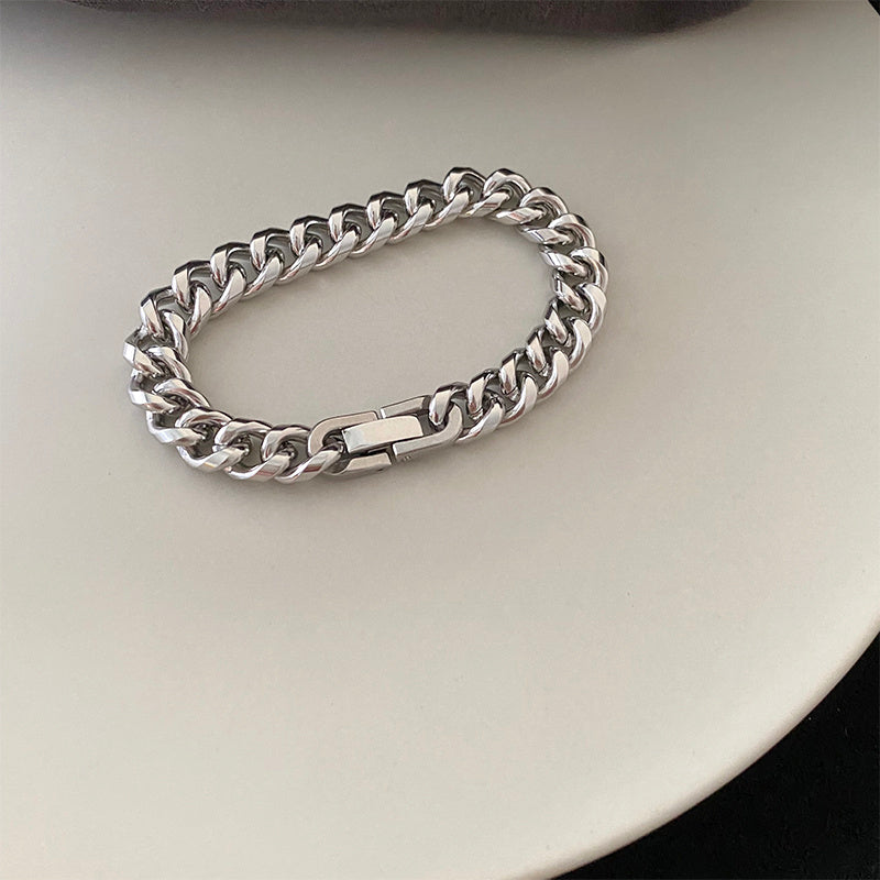 Le bracelet à maillons cubains en acier titane pour couple ne se décolore pas