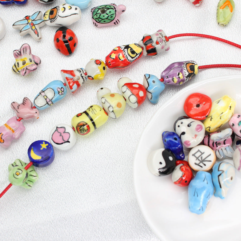 Cuentas dispersas perforadas de cerámica color tarjeta pintadas a mano