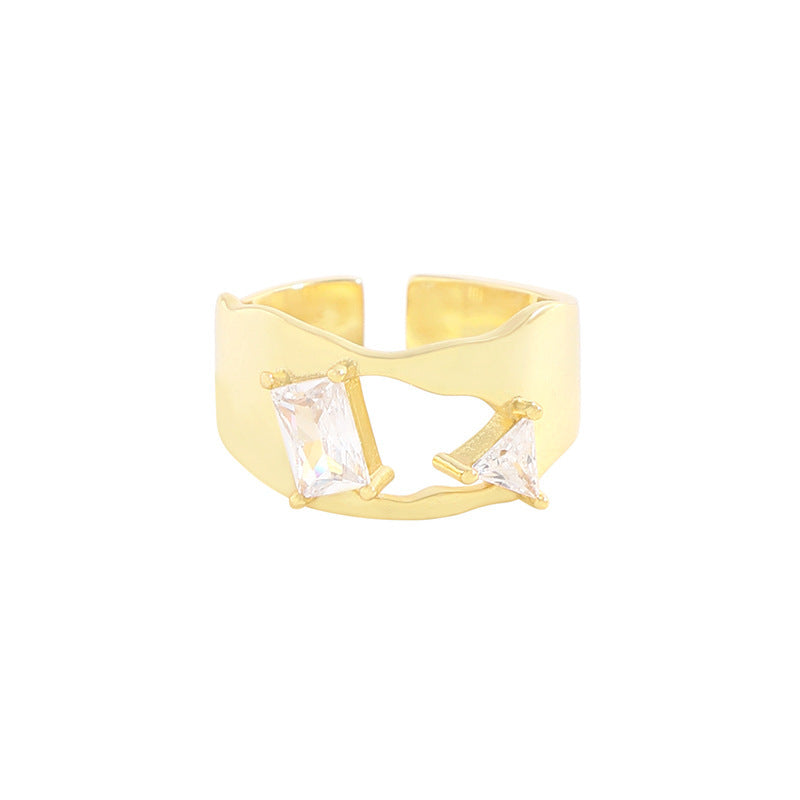 Anillo femenino de plata de ley con circonita triangular de superficie irregular