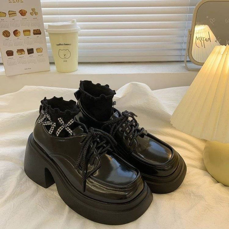 Petites chaussures en cuir noires à talons hauts et plateforme à talons épais pour femmes