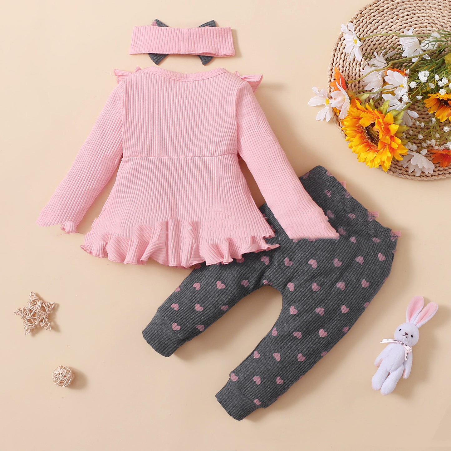 Traje para niños pequeños con top de rayas hundidas y leggings estampados con forma de corazón de melocotón