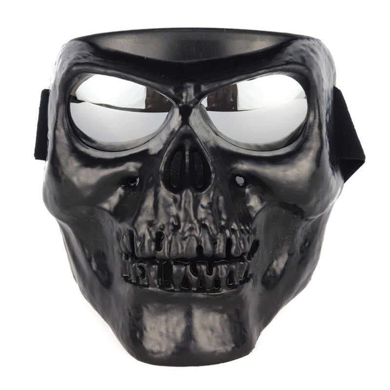 Pilote de moto avec masque de crâne équipé de lunettes