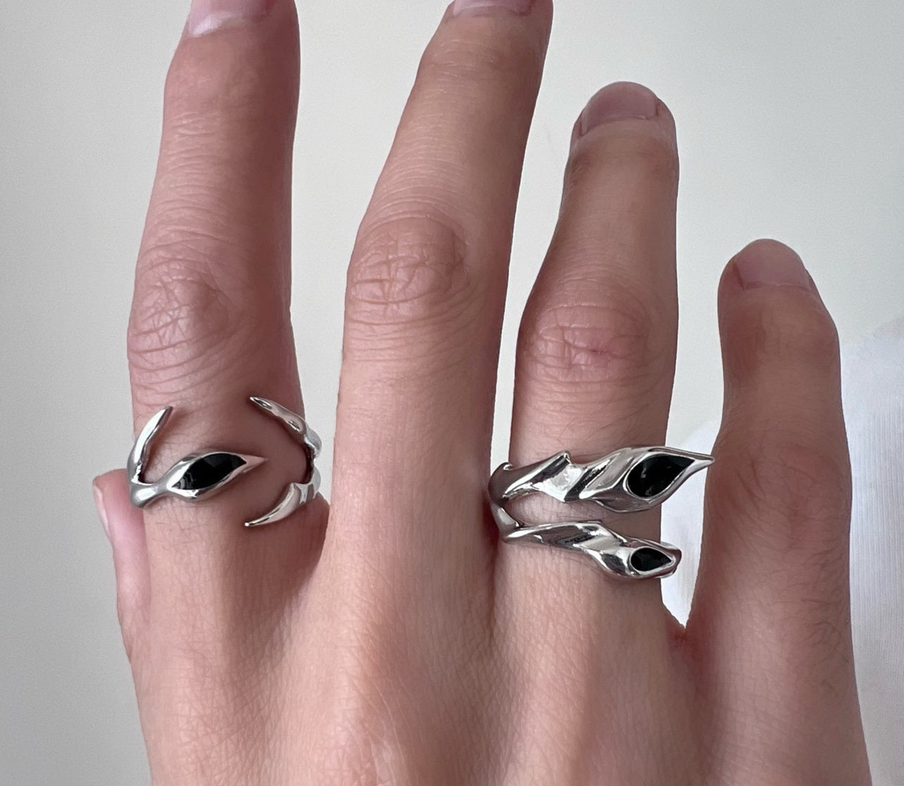 Anillo de metal de ónix negro con forma irregular Marea callejera Diseño de interés especial Hombres y mujeres de alto sentido