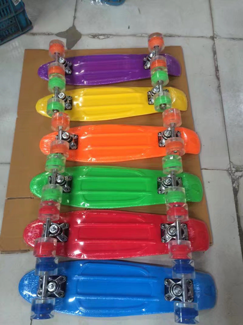 Skateboard à quatre roues avec roue de personnalité créative et à la mode