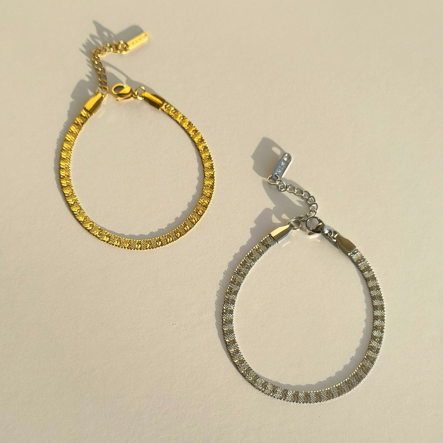 Traje de pulsera de oro y plata con estampado en relieve