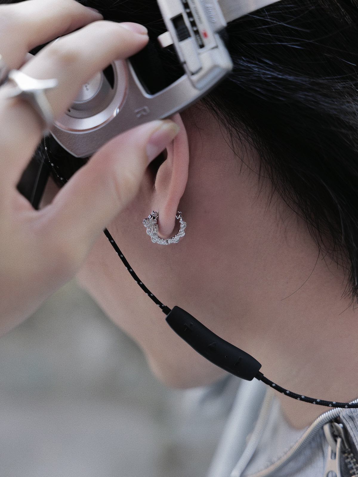 Boucles d'oreilles à motif de dragon avec anneau uni en argent