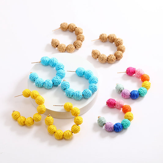Boucles d'oreilles en forme de C en raphia couleur style vacances d'été