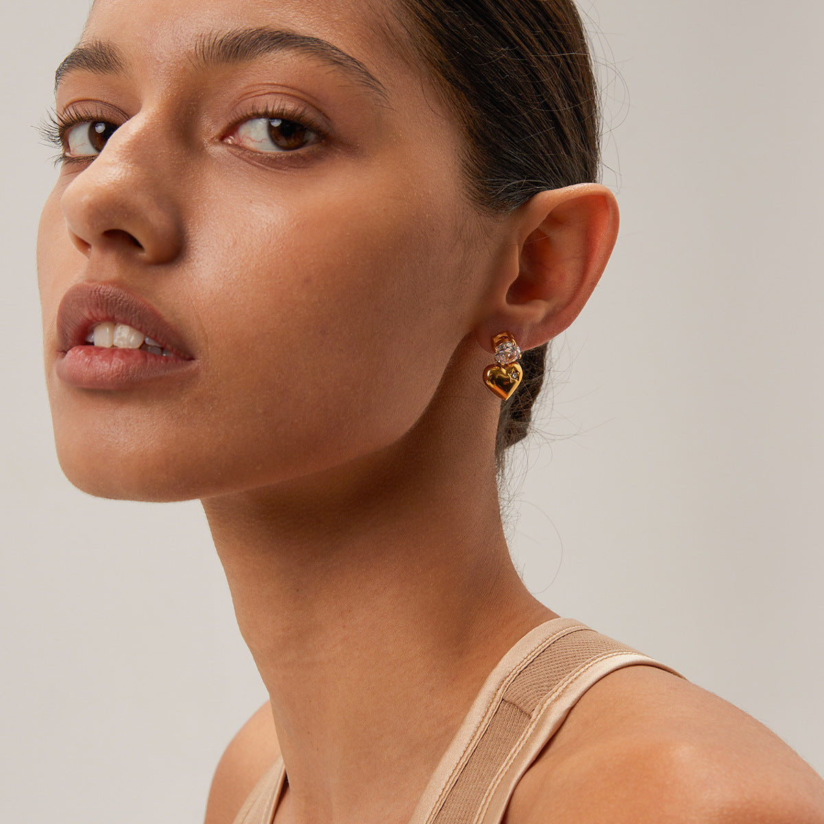 Boucles d'oreilles géométriques en acier inoxydable avec cœur en zircon lisse