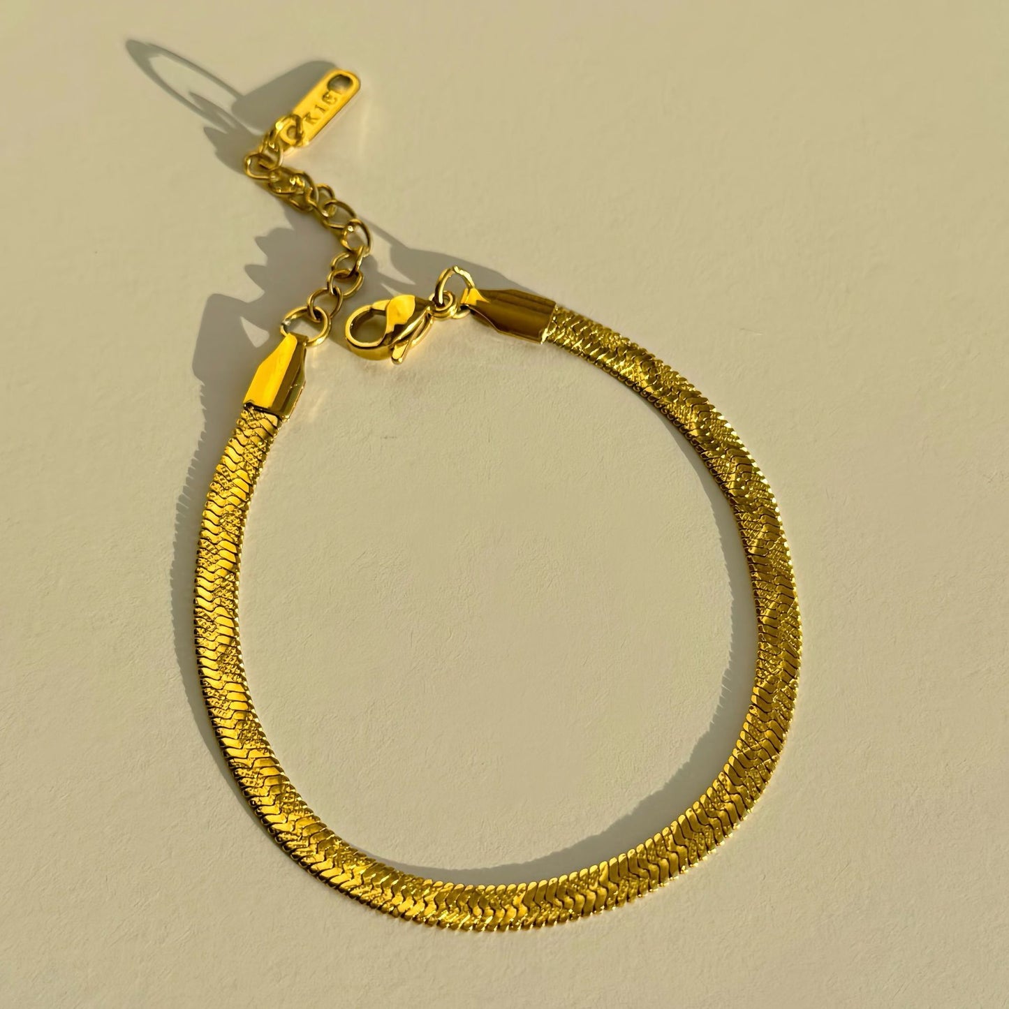 Traje de pulsera de oro y plata con estampado en relieve