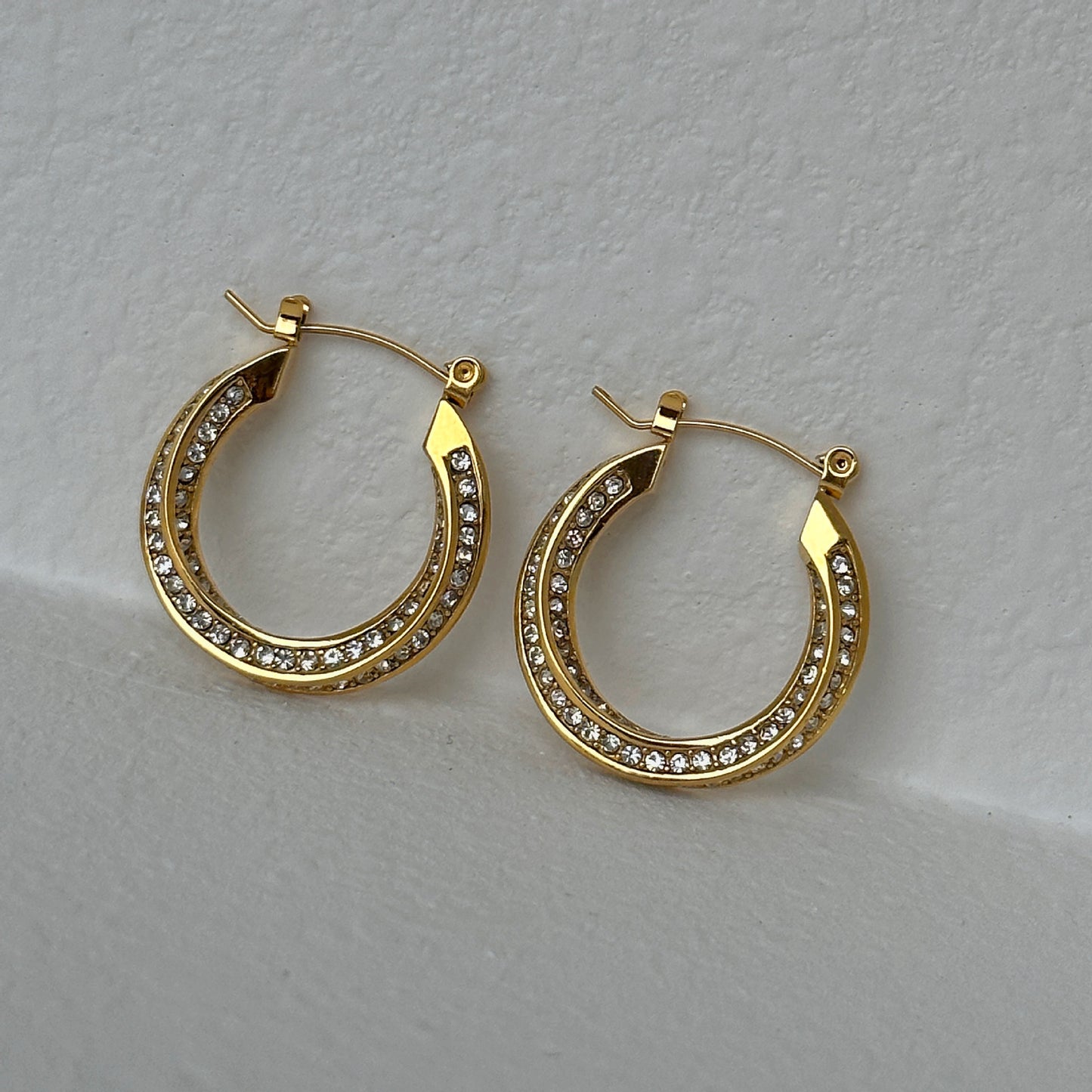 Grand anneau d'oreille torsadé en acier titane et zircon incrusté