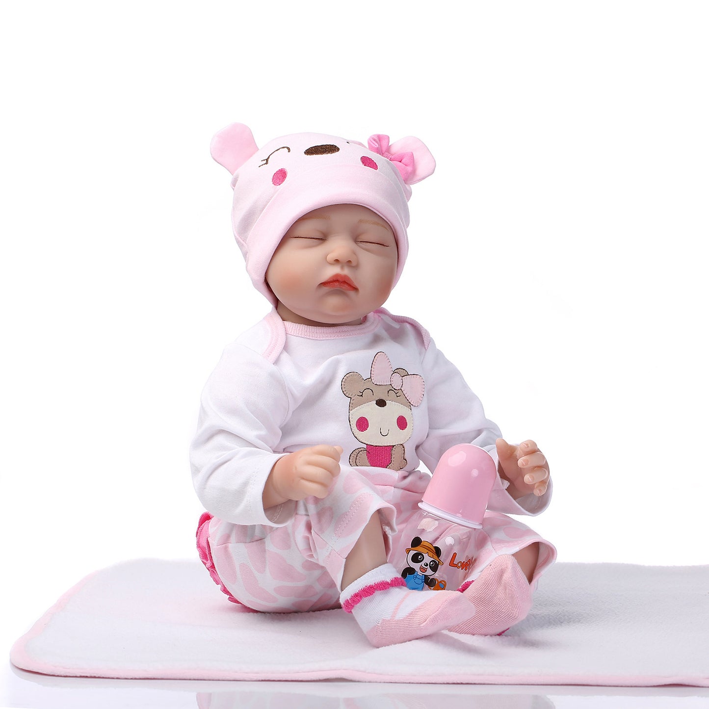 Muñecas de simulación acompañan a los juguetes para dormir.