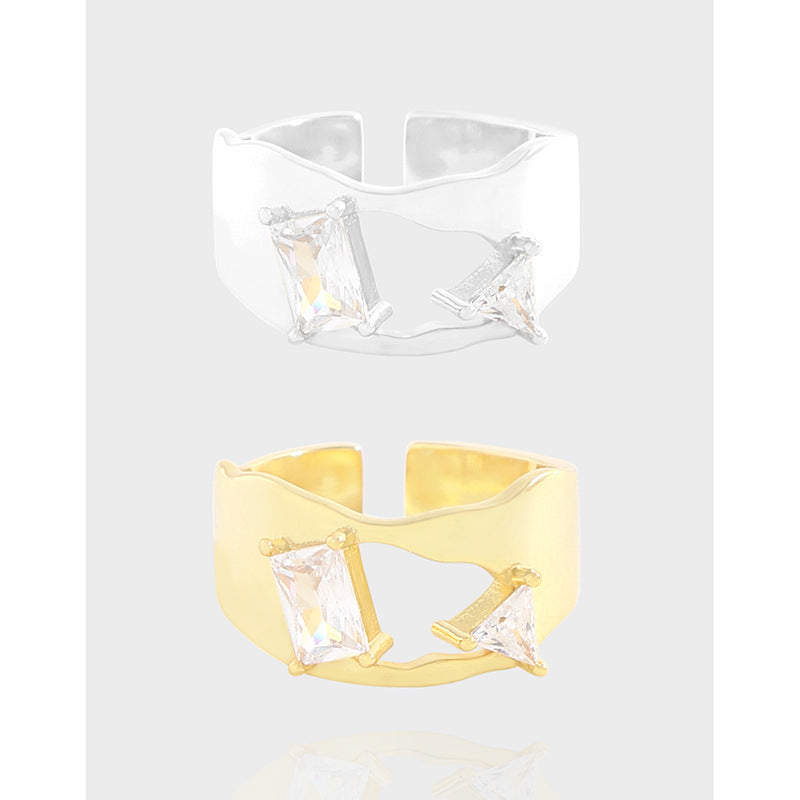 Anillo femenino de plata de ley con circonita triangular de superficie irregular