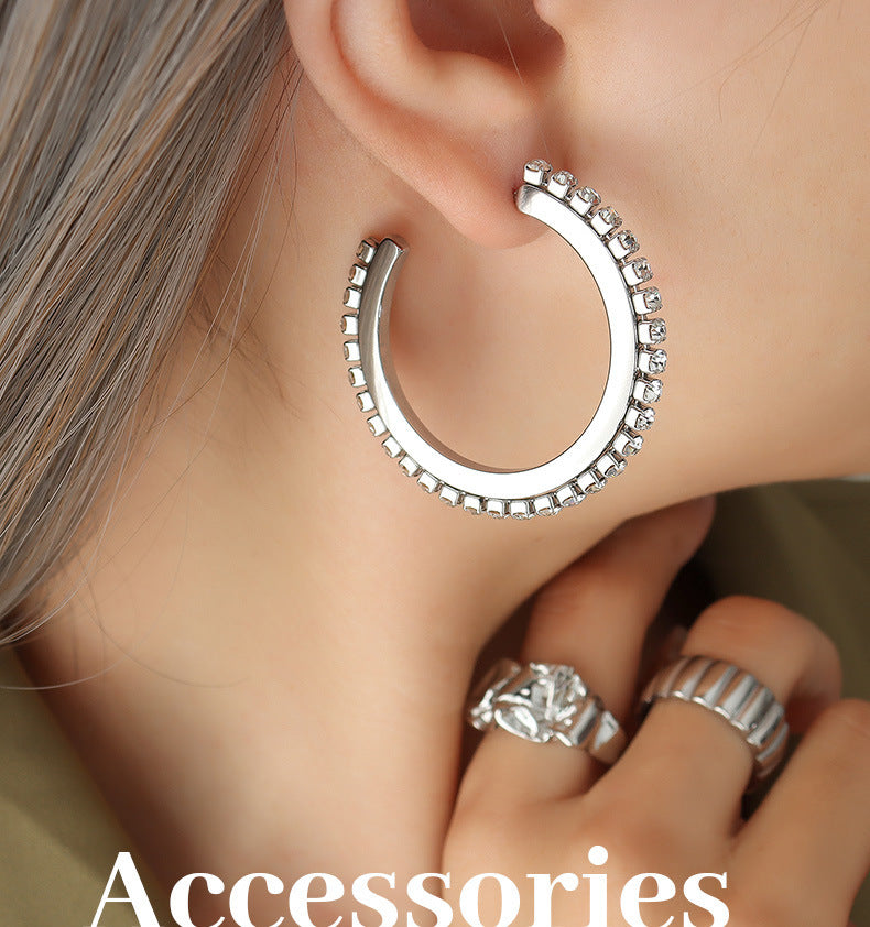 European And American Personalized Exaggerated Starry Black And White Zircon C- Shaped Diamond Titanium Steel Ear Ring