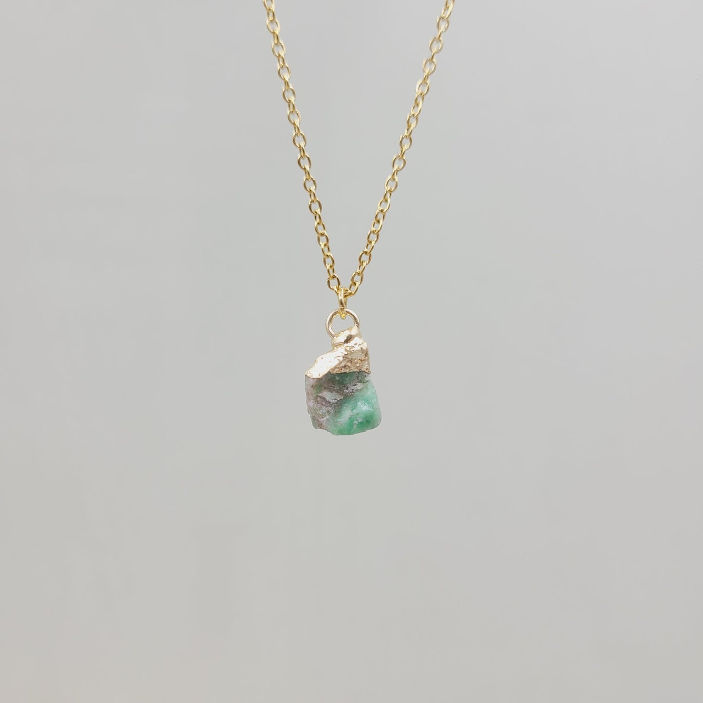 Collier avec pendentif en pierre de cristal naturel irrégulier, chaîne en acier inoxydable en métal