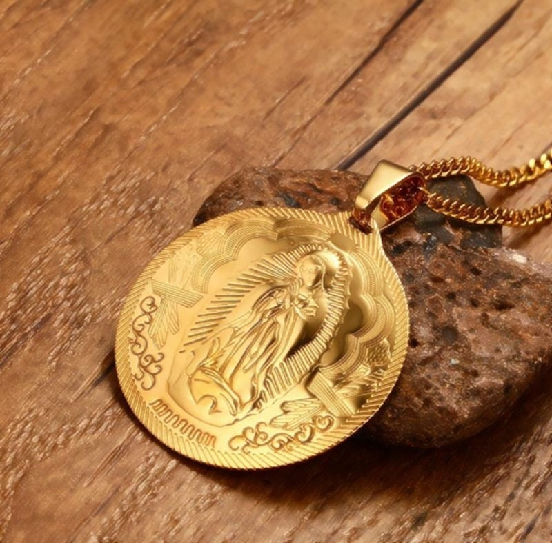 Collar con colgante de oro chapado en acero de titanio para hombre