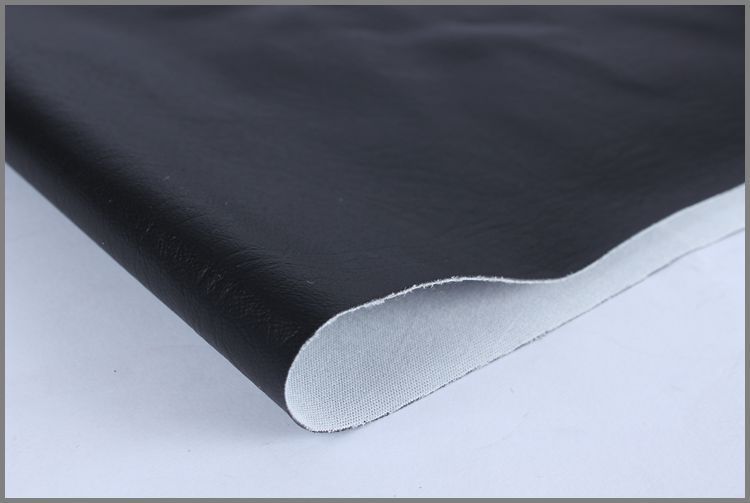 El prepucio del asiento de motocicleta está universalmente agrandado y engrosado