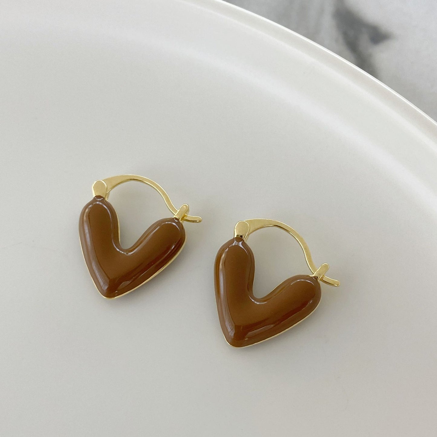 Boucles d'oreilles femme avec coeurs en émail dégoulinant de blanc