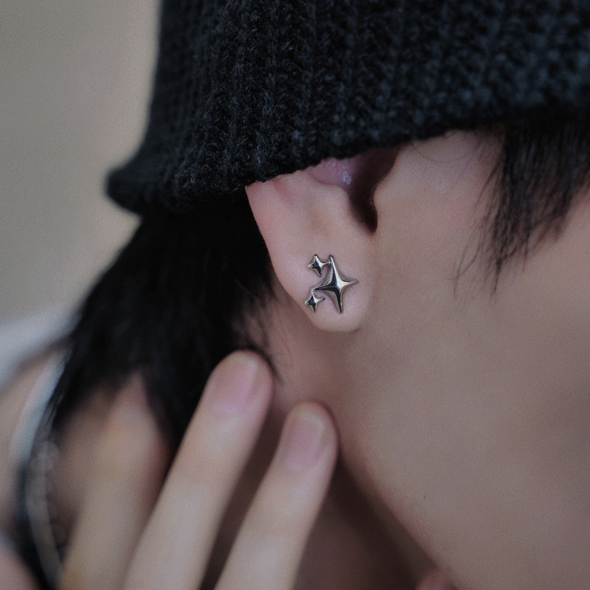 Pendientes pequeños de acero de titanio con estrellas tridimensionales de cuatro y ocho puntas para hombres y mujeres