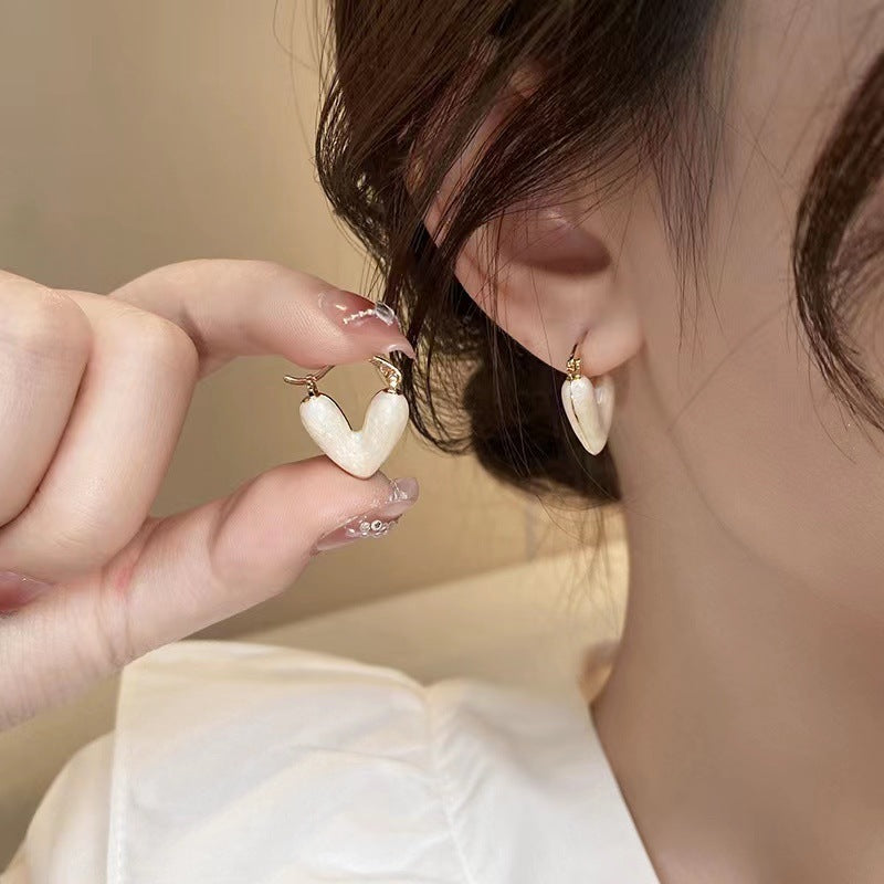 Boucles d'oreilles femme avec coeurs en émail dégoulinant de blanc